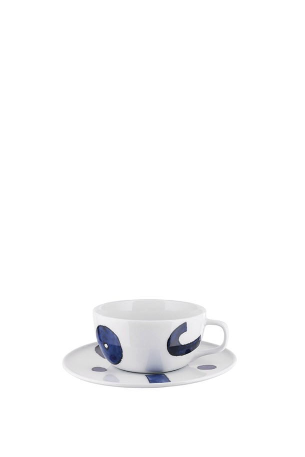 알레시(Alessi) 유노키 티컵 & 받침 세트 NF08/78S입니다. 모던한 스타일의 도자기 재질로 제작되었으며, 화이트와 블루 컬러에 추상적인 패턴 프린트가 돋보입니다. 일상생활에서 사용하기 좋으며, 알레시 유노키 시리즈의 세련된 디자인을 경험할 수 있습니다. 컵과 받침이 함께 구성되어 실용성을 더합니다.
