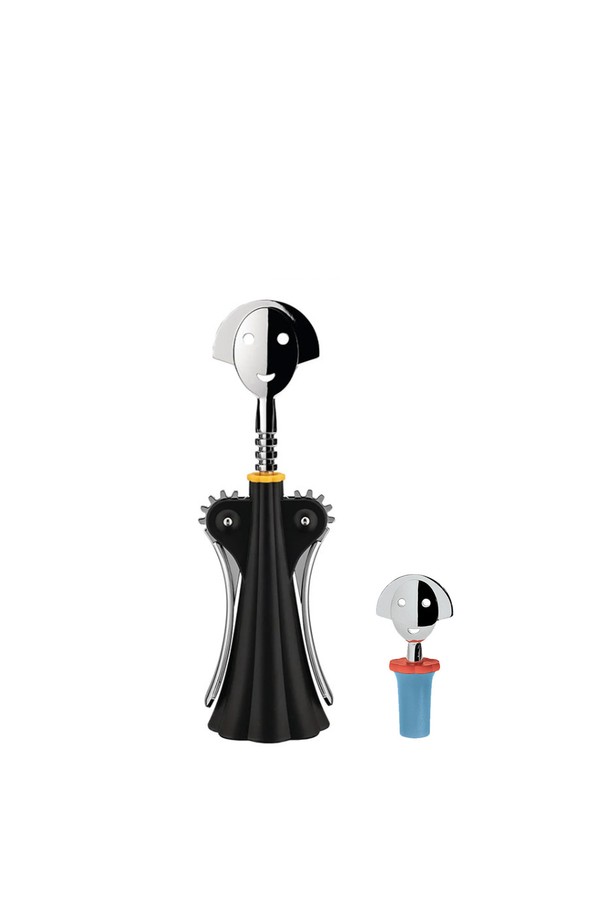 알레시(Alessi) 알레시 안나 G + 안나 와인캡2 블루 기프트 세트는 주방용품 카테고리의 와인 오프너/와인캡 세트입니다. 이 세트는 블랙과 블루 두 가지 색상으로 제공되며, 아연 합금, 플라스틱, 에틸렌-비닐 아세테이트 공중합체 소재로 제작되었습니다. 발레리나를 모티브로 한 여성 얼굴 디자인의 인물 디자인이 특징적이며, 와인 오프너와 와인 캡으로 구성되어 와인 개봉 및 보관에 활용됩니다. 알레산드로 멘디니(Alessandro Mendini)가 디자인한 이 세트는 팔 움직임 작동 방식의 와인 오프너를 포함하며, 선물용으로도 적합합니다.
