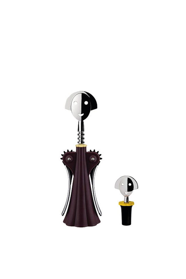 알레시 안나G + 안나 와인캡2 블랙 기프트 세트는 알레산드로 멘디니가 디자인하고, 발레리나에서 영감을 받은 인물 디자인의 와인 오프너와 와인 스토퍼 세트입니다. 블랙 컬러의 아연 합금, 플라스틱, 에틸렌-비닐 아세테이트 공중합체 등의 소재로 제작되었습니다. 와인 오프너는 머리를 돌리면 팔이 우아하게 올라가는 구조이며, 와인 보관 시에는 웃는 얼굴 디자인의 스토퍼를 사용할 수 있습니다. 와인 개봉과 보관에 필요한 실용적인 기능과 여성 피규어 디자인의 독특한 장식적 요소를 갖춘 제품입니다.
