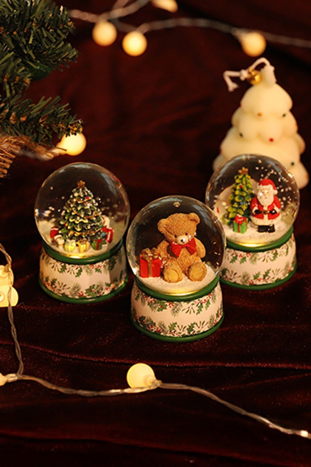 [FOCUSIS] 포커시스 LED_테디 스노우볼(S) / FOC-GS7571은 따뜻한 분위기를 연출하는 홈데코 제품입니다. 폴리레진과 유리를 사용하여 제작되었으며, 화이트, 레드, 그린 컬러의 아기자기한 디자인이 특징입니다. 테디베어, 크리스마스트리, 산타 장식과 함께 LED 조명과 스노우 효과를 더해 클래식한 무드를 선사합니다. 흔들면 눈이 내리는 효과를 즐길 수 있으며, 2단계 모드(ON/OFF)로 간편하게 사용할 수 있습니다. LR44 배터리(별매)로 작동하며, 휴대 가능한 콤팩트 사이즈(S)로 어디든 간편하게 배치하여 크리스마스 인테리어 장식으로 활용해보세요.
