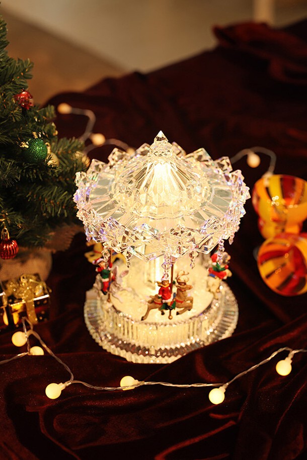 [FOCUSIS] 포커시스 LED_뮤직 아크릴 회전목마는 클래식하고 우아한 분위기를 자아내는 인테리어 소품입니다. 투명 아크릴과 플라스틱 소재로 제작되었으며, 섬세한 조형미와 다채로운 색감 연출이 돋보입니다. LED 조명과 오르골 기능이 더해져 회전하며 음악을 재생하고, 볼륨 노브로 회전 및 음악을 간편하게 조절할 수 있습니다. 건전지(AA) 작동 방식으로, 불빛 조절도 가능하여 원하는 무드를 연출할 수 있습니다. 장식용으로 활용하거나 특별한 날 선물용으로도 좋습니다.
