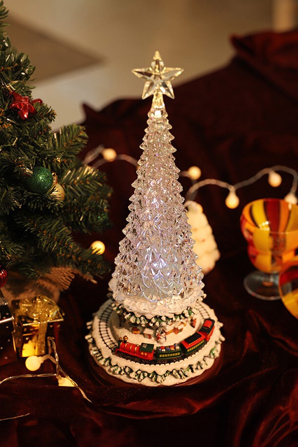 [FOCUSIS] 포커시스 LED_뮤직 미니어처 기차 아크릴 트리 / FOC-BR-84745는 크리스마스 분위기를 선사하는 인테리어 소품입니다. 투명한 아크릴과 플라스틱 소재로 제작되었으며, 테이블탑 사이즈로 공간을 덜 차지합니다. LED 조명과 음악 재생 기능이 탑재되어 환상적인 분위기를 연출하며, 회전하는 기차와 트리 디자인이 특징입니다. 배터리 작동 방식이며, 회전하는 캐롤 뮤직박스와 오로라 같은 LED 조명이 따뜻한 느낌을 더합니다. 하단부 기차 순환으로 시각적인 즐거움을 선사합니다.
