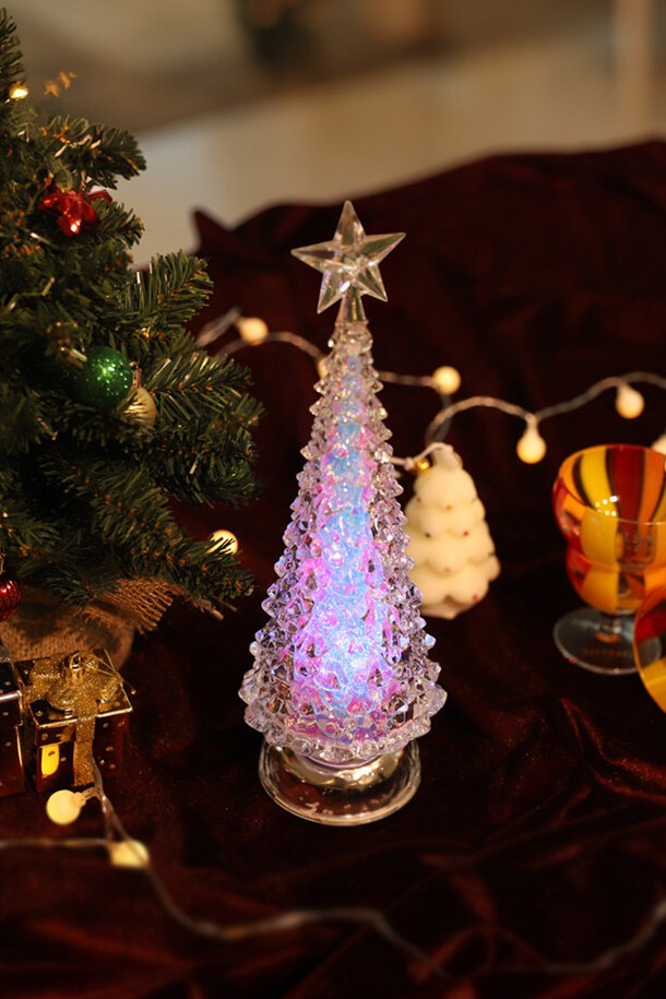 [FOCUSIS] 포커시스 LED_뮤직 오로라 화이트 아크릴 트리는 실내 공간에 화려함과 따뜻함을 선사하는 LED 크리스마스 트리입니다. 아크릴과 플라스틱 소재로 제작되었으며, 화이트 컬러의 깔끔한 디자인이 특징입니다. LED 조명과 회전 기능, 오르골 음악이 어우러져 무지개빛 오로라 효과와 크리스탈 느낌을 연출합니다. 건전지로 작동하며, 트리 회전과 캐롤 재생 기능으로 더욱 특별한 크리스마스 분위기를 조성합니다. 충격, 고온, 직사광선에 유의하여 사용하세요.
