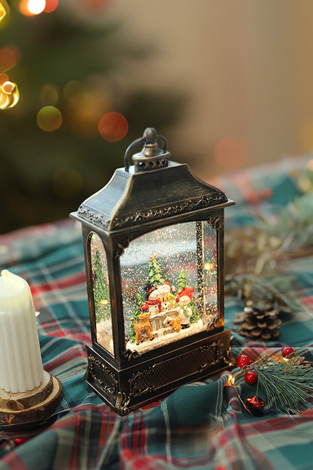 [FOCUSIS] 포커시스 LED_뮤직박스 산타의 선물 랜턴 / FOC-SZ11-8914는 빈티지하고 앤틱한 무드의 겨울 인테리어 소품입니다. 플라스틱과 폴리레진 소재로 제작되었으며, 브론즈와 골드 두 가지 컬러로 제공됩니다. 눈송이 패턴과 피규어, 글리터 디자인 장식이 돋보이며, 미디엄 사이즈로 테이블 장식에 적합합니다. 3단계 모드 조절이 가능한 LED 조명과 음악 재생 기능으로 특별한 분위기를 연출하며, 건전지 작동 방식으로 편리하게 사용할 수 있습니다. 크리스마스 장식으로 활용하여 따뜻하고 아늑한 겨울 분위기를 더해보세요.
