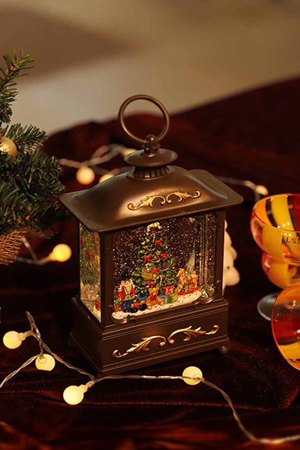 [FOCUSIS] 포커시스 LED_뮤직박스 골든 트리 / FOC-BV23WDL121는 플라스틱과 폴리레진 소재로 제작된 홈데코 제품입니다. 브라운과 골드 컬러의 조화가 돋보이는 이 LED 뮤직박스는 랜턴 프레임과 크리스마스 트리 디자인, 빈티지하고 클래식한 분위기를 자아냅니다. 테이블탑 사이즈로 공간을 효율적으로 활용할 수 있으며, 3단계 음악 & 조명 모드를 통해 따뜻한 분위기를 연출합니다. AA 건전지 타입으로 작동하며, 섬세한 장식 요소가 특징입니다. 충격에 주의하고, 글리터 탈락 가능성을 인지하여 사용하시기 바랍니다.
