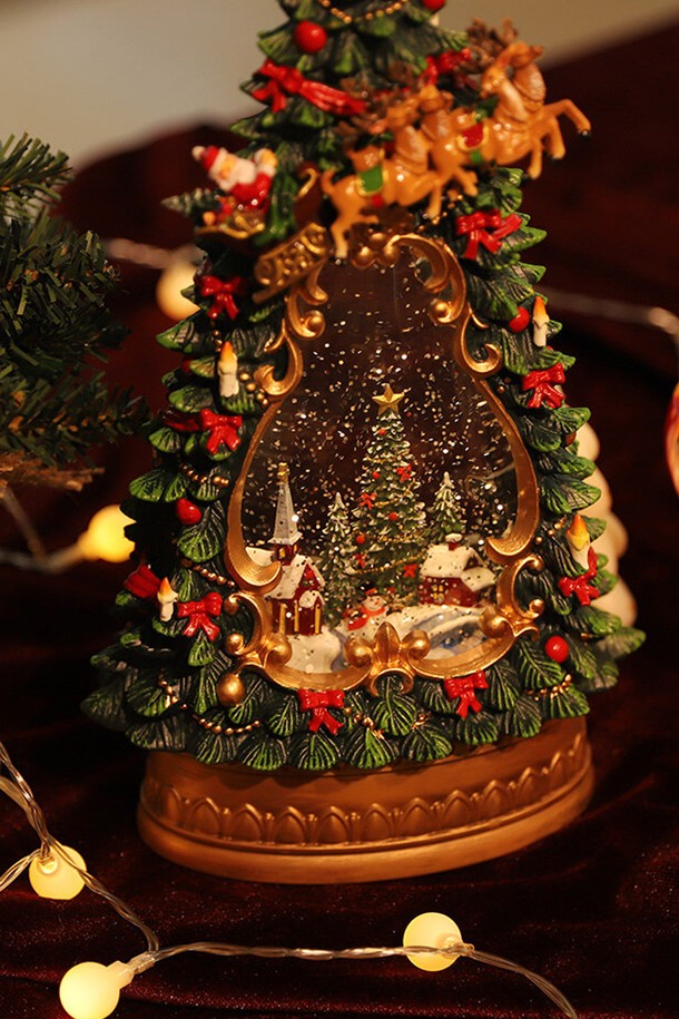 [FOCUSIS] 포커시스 LED_뮤직박스 클래식 글리터 트리 / FOC-BV23WDL010는 크리스마스 분위기를 물씬 풍기는 LED 뮤직박스입니다. 클래식하고 빈티지한 스타일의 이 제품은 플라스틱과 플리레진 소재로 제작되었으며, 멀티컬러의 화려한 조명과 아름다운 글리터 장식이 특징입니다. 크리스마스트리 실루엣과 스노우볼 디자인이 어우러져 따뜻하고 로맨틱한 분위기를 연출합니다. 3단계 음악 및 조명 모드를 지원하며, 건전지 작동 방식으로 테이블 위에 간편하게 장식할 수 있습니다.
