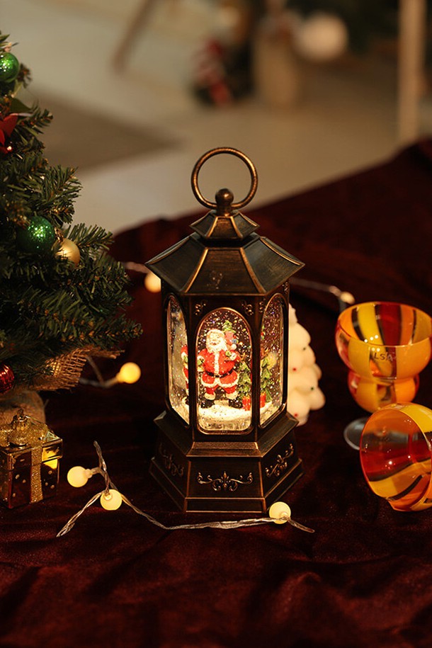 [FOCUSIS] 포커시스 LED_뮤직박스 눈 내리는 산타 랜턴은 따뜻한 분위기를 선사하는 크리스마스 장식입니다. 브론즈와 실버 색상의 미디엄 사이즈 랜턴 프레임 디자인으로, 플라스틱과 폴리레진 소재로 제작되었습니다. LED 조명과 음악 재생 기능, 눈 내리는 효과를 더하여 빈티지하면서도 클래식한 무드를 연출합니다. 산타와 눈꽃 무늬는 크리스마스 시즌의 설렘을 자극하며, 3단계 모드 조절로 원하는 분위기를 조성할 수 있습니다. 테이블탑 크기로, 실내 어디든 간편하게 배치하여 특별한 크리스마스를 완성해보세요.
