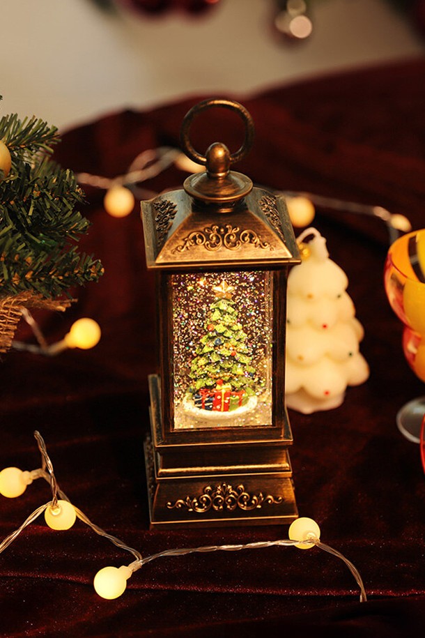 [FOCUSIS] 포커시스 LED_뮤직박스 겨울밤 선물 트리 랜턴 / FOC-SZ11-8911S는 따뜻한 분위기를 연출하는 홈데코/인테리어 소품입니다. 플라스틱과 폴리레진 소재로 제작되었으며, 브라운과 골드 컬러의 조화가 앤틱하고 빈티지한 감성을 자아냅니다. 트리 피규어와 눈송이 장식이 돋보이는 디자인으로, LED 조명과 음악 재생 기능을 갖춰 테이블 장식, 크리스마스 장식, 인테리어 소품으로 활용하기 좋습니다. 3단계 모드 조절이 가능하며 AAA 건전지로 작동합니다. 단, 충격에 주의해야 하며 글리터 뭉침 현상이 있을 수 있습니다.
