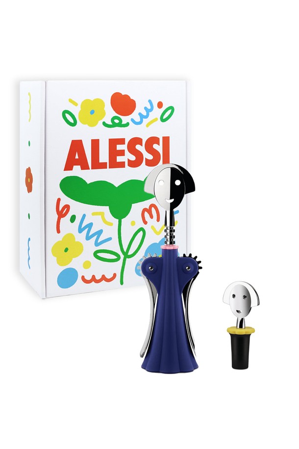 알레시(Alessi) 알레시 안나G + 안나 와인캡2 블랙 기프트 세트는 와인 애호가를 위한 특별한 선물 세트입니다. 발레리나를 모티브로 한 여성 피규어 디자인의 와인 오프너 안나G와 와인 보관을 위한 안나 와인캡이 블랙 컬러로 구성되어 있습니다. 알레산드로 멘디니(Alessandro Mendini)의 디자인으로, 움직이는 팔과 웃는 얼굴이 특징이며, 아연 합금, 플라스틱, 에틸렌-비닐 아세테이트 공중합체 등의 소재로 제작되었습니다. 와인 오픈과 보관에 필요한 모든 것을 갖춘 이 세트는 알레시와 알레산드로 멘디니의 콜라보레이션을 통해 탄생한 특별한 아이템입니다.
