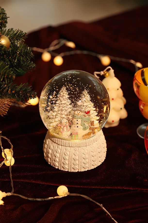 [FOCUSIS] 포커시스 LED_뮤직박스 겨울나라 스노우볼 / FOC-GS8003은 아늑하고 포근한 겨울 분위기를 연출하는 LED 뮤직박스 스노우볼입니다. 화이트 색상의 플리레진과 유리 소재로 제작되었으며, 니트 패턴이 적용되어 따뜻한 느낌을 더합니다. '겨울나라' 테마의 사랑스러운 디자인은 인테리어 소품이나 크리스마스 장식으로 활용하기 좋습니다. 건전지(AAA)로 작동하며, LED 조명과 음악 재생 기능으로 3단계(ON/OFF/ON2) 조작이 가능합니다. 유리 재질이므로 충격에 주의하고, 내부 장식 파손에도 유의하여 사용하십시오.
