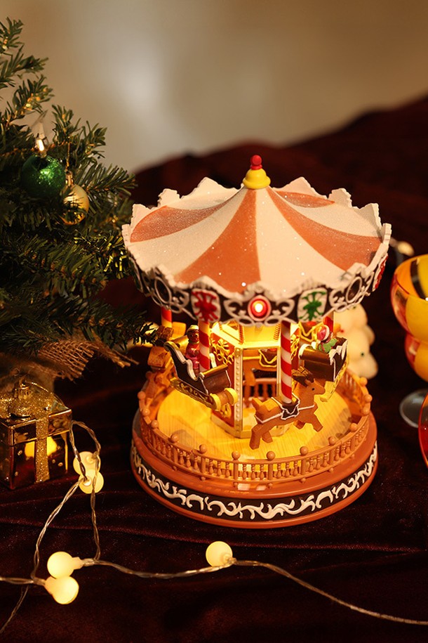 [FOCUSIS] 포커시스 LED_ 뮤직박스 회전목마 / FOC-XM4-23014/8ADM는 플라스틱 소재로 제작된 LED 뮤직박스 회전목마입니다. 멀티컬러 디자인으로, 인테리어 및 크리스마스 장식 용도로 활용 가능하며, 동화, 포근함, 아기자기한 무드를 연출합니다. LED 조명, 음악 재생, 회전 기능과 3단계 모드 전환을 지원하며, AA 건전지로 작동합니다. 회전목마와 크리스마스 테마를 부드러운 곡선으로 담아낸 디자인이 특징이며, 알갱이가 묻어날 수 있고, 실제 색상은 조명 및 모니터에 따라 차이가 있을 수 있습니다.
