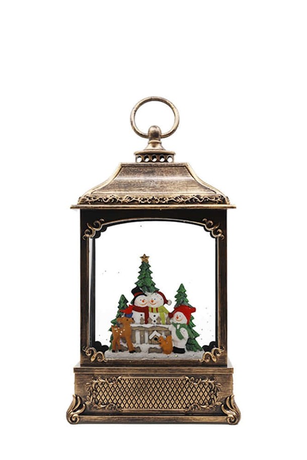 [FOCUSIS] 포커시스 LED_뮤직박스 산타의 선물 랜턴 / FOC-SZ11-8914는 빈티지하고 앤틱한 무드의 겨울 인테리어 소품입니다. 플라스틱과 폴리레진 소재로 제작되었으며, 브론즈와 골드 두 가지 컬러로 제공됩니다. 눈송이 패턴과 피규어, 글리터 디자인 장식이 돋보이며, 미디엄 사이즈로 테이블 장식에 적합합니다. 3단계 모드 조절이 가능한 LED 조명과 음악 재생 기능으로 특별한 분위기를 연출하며, 건전지 작동 방식으로 편리하게 사용할 수 있습니다. 크리스마스 장식으로 활용하여 따뜻하고 아늑한 겨울 분위기를 더해보세요.
