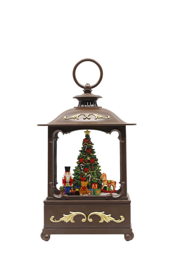 [FOCUSIS] 포커시스 LED_뮤직박스 골든 트리 / FOC-BV23WDL121는 플라스틱과 폴리레진 소재로 제작된 홈데코 제품입니다. 브라운과 골드 컬러의 조화가 돋보이는 이 LED 뮤직박스는 랜턴 프레임과 크리스마스 트리 디자인, 빈티지하고 클래식한 분위기를 자아냅니다. 테이블탑 사이즈로 공간을 효율적으로 활용할 수 있으며, 3단계 음악 & 조명 모드를 통해 따뜻한 분위기를 연출합니다. AA 건전지 타입으로 작동하며, 섬세한 장식 요소가 특징입니다. 충격에 주의하고, 글리터 탈락 가능성을 인지하여 사용하시기 바랍니다.
