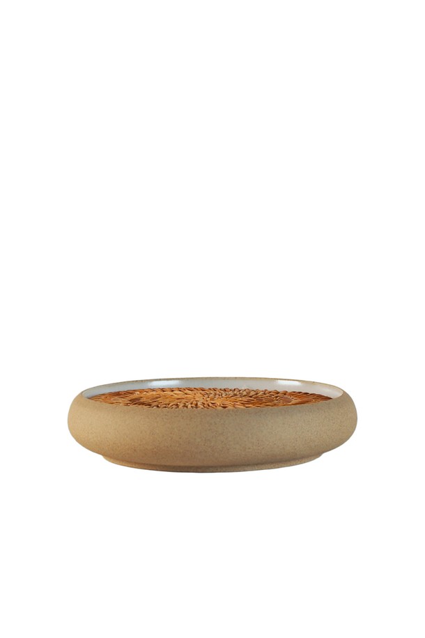 [브라운즈] 모래알 다관 받침은 브라운/화이트 색상의 등나무 짜임 트레이와 도자기 받침으로 구성된 이중 구조의 티 코스터입니다. 수작업과 도자기 공정을 거쳐 제작되었으며, 티포트나 차잔 받침, 차판, 물받이 용도로 사용할 수 있습니다. 철 성분이 함유된 도자기로 미세한 검은 반점이 있을 수 있으며, 제품별 크기와 모양에 차이가 있을 수 있습니다.
