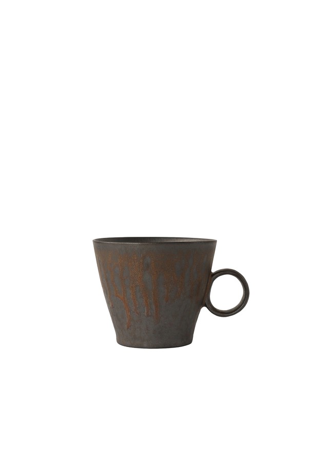 [브라운즈] 덤벙 제리 도자기 머그는 부드러운 브라운 컬러의 도자기 머그컵입니다. 천연 유약을 사용하여 은은한 유약 흘림 무늬가 돋보이며, 메달 질감으로 고급스러운 느낌을 더합니다. 넉넉한 입구와 완만한 형태, 그리고 철 성분이 함유되어 있어 따뜻한 음료를 오랫동안 즐길 수 있습니다. 2차 고온 소성으로 제작되어 내구성이 뛰어나며, 통풍 기능을 갖춰 실용적입니다. 음료를 담아 마시기 좋은 머그컵입니다.
