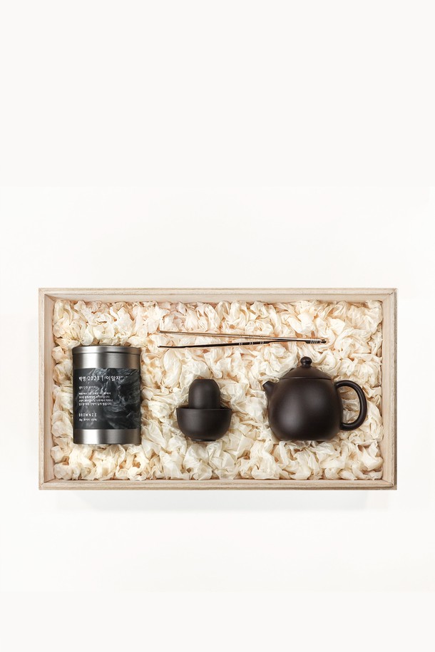 [브라운즈] 자사호 용단호 이알자 생차 보이차 선물세트는 전통 차 도구로, 의흥 복합 점토로 만들어진 130ml 용량의 자사호와 문향배 차잔 세트, 브라스 차 집게, 그리고 50g의 이일자 생차 보이차로 구성되어 있습니다. 자사호는 기공이 있어 차의 향이 잘 스며들며, 보이차, 우롱차, 용정, 향차, 벽라춘, 홍차, 녹차 등 다양한 차를 즐기기에 적합합니다. 이일자 생차 보이차는 2800년 차나무에서 수확하여 밝은 오렌지색 수색을 띠며, 꽃과 과일 향이 풍부하고 떫은맛과 단맛의 조화가 훌륭합니다.
