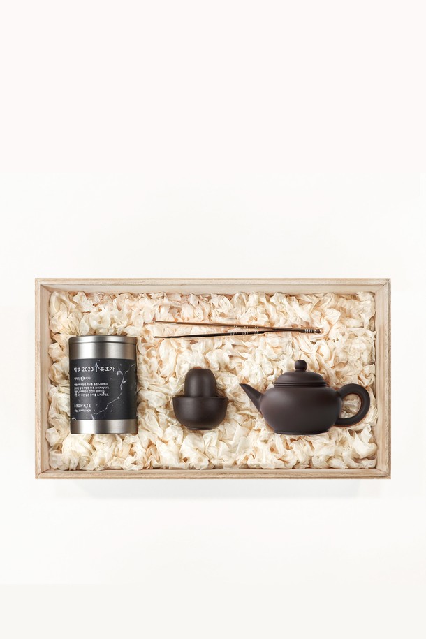 [브라운즈] 자사호 수평호 흑조자 생차 보이차 선물세트는 의흥 복합 점토로 만들어진 자니, 홍니 색상의 자사호와 흑조자 생차 보이차 50g, 차잔 세트, 브라스 차 집게로 구성되어 있습니다. 125ml 용량의 자사호는 수평으로 뜨는 균형 잡힌 디자인과 유약을 바르지 않은 다공성 표면이 특징이며, 보이차, 우롱차, 홍차, 녹차 등 다양한 차를 우리를 위해 적합합니다. 풍부한 바디감과 꽃, 과일향, 부드러운 단맛을 가진 차를 즐기기에 이상적이며, 1100-1180°C의 소성온도와 12-14%의 수축률을 가집니다.