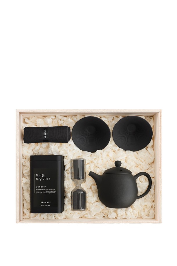 [브라운즈] 화산송이 티타임 보이차 선물세트는 전통적인 멋과 클래식함을 담아낸 티 세트입니다. 트럼펫 형태의 컵 3개, 티팟, 티 테이블 매트, 모래시계, 차 보관함으로 구성되어 완벽한 티타임을 선사하며, 자연스러운 화산석 질감과 측면 주름 디자인으로 시각적인 아름다움을 더했습니다. 내장 필터와 차 우림 시간 측정 기능을 갖춰 편리하며, 사용할수록 색감과 광택이 발달하여 소장 가치를 높이는 오동나무 상자에 담겨 소중한 분께 선물하기 좋습니다.
