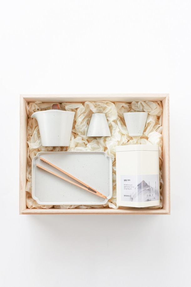 [브라운즈] 새벽안개 백차 다도 선물세트는 전통 도자기 문양과 자연스러운 안개 디자인이 조화롭게 어우러진 다도 세트입니다. 블랙과 화이트 컬러의 도자기 다관(190ml)과 찻잔(60ml), 그리고 다도상, 대나무 집게, 설명서, 선물용 나무 상자로 구성되어 있습니다. 무광 내부 마감과 뚜껑 자연석 장식이 특징이며, 다도는 물론 소중한 분들께 선물하기에도 좋습니다.
