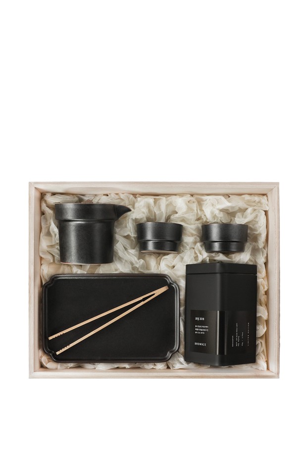 [브라운즈] 점심그림자 보이차 다도 선물세트는 미니멀하고 전통적인 스타일의 다도 세트로, 도자기 다관, 차잔, 차판, 대나무 차 집게로 구성되어 있습니다. 천연 광토, 무유약 내부, 철 성분 함유, 자연스러운 흙 질감으로 보이차의 풍미를 더하며, 블랙과 화이트 컬러 옵션으로 제공됩니다. 다도는 물론, 선물용으로도 적합하며, 오동나무 상자와 차 설명 카드를 함께 제공하여 특별함을 더합니다.
