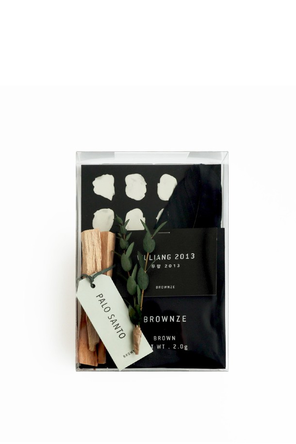 [브라운즈] 팔로산토 스머지스틱 명상 패키지는 팔로산토 나무, 유칼립투스 잎, 거위깃털 등 천연 재료로 제작되어 명상, 정화, 치유에 도움을 줍니다. 팔로산토와 유칼립투스의 은은한 향이 심신을 안정시키고, 무량2013 숙차 또는 이우2012 생차 티백(2.08g)과 함께 더욱 풍성한 명상 시간을 선사합니다. 자연적으로 부러진 나무 또는 야생에서 죽은 나무만을 사용하여 화학 물질 첨가 없이 순수한 자연의 기운을 느낄 수 있습니다.

