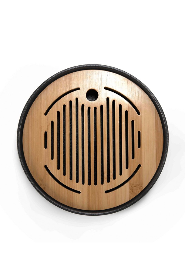 블랙 컬러의 원형 [브라운즈] 도자기 & 대나무 차판은 다관 1개와 찻잔 2개를 수납할 수 있는 넉넉한 크기로, 개인 다판용으로 적합합니다. 이중구조와 물받이 디자인이 돋보이며, 방수 기능이 있어 더욱 편리하게 사용할 수 있습니다. 상판과 하판으로 구성된 이 차판은 도자기와 대나무 소재로 제작되었으며, 식기세척기나 전자레인지 사용은 불가하고, 세제 사용을 자제하며 부드러운 천으로 닦아 자연 건조하는 방식으로 관리해야 합니다.
