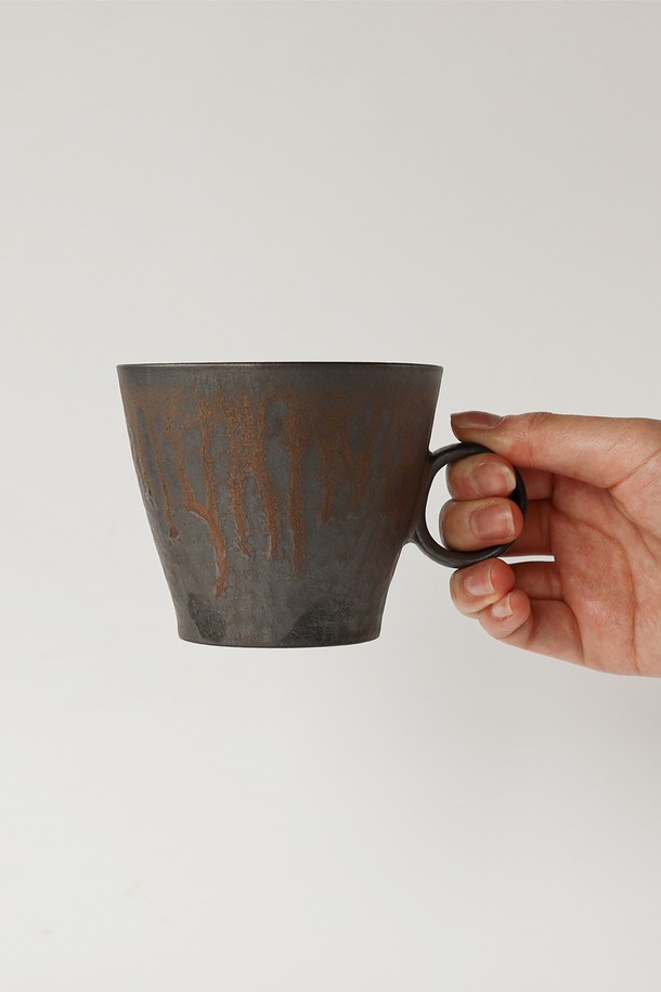 [브라운즈] 덤벙 제리 도자기 머그는 부드러운 브라운 컬러의 도자기 머그컵입니다. 천연 유약을 사용하여 은은한 유약 흘림 무늬가 돋보이며, 메달 질감으로 고급스러운 느낌을 더합니다. 넉넉한 입구와 완만한 형태, 그리고 철 성분이 함유되어 있어 따뜻한 음료를 오랫동안 즐길 수 있습니다. 2차 고온 소성으로 제작되어 내구성이 뛰어나며, 통풍 기능을 갖춰 실용적입니다. 음료를 담아 마시기 좋은 머그컵입니다.
