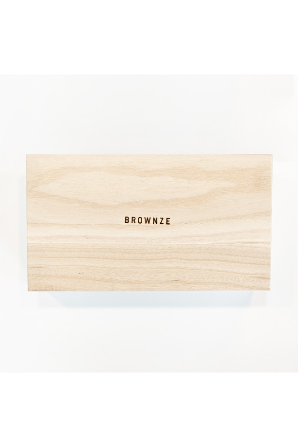 [브라운즈] 자사호 용단호 이알자 생차 보이차 선물세트는 전통 차 도구로, 의흥 복합 점토로 만들어진 130ml 용량의 자사호와 문향배 차잔 세트, 브라스 차 집게, 그리고 50g의 이일자 생차 보이차로 구성되어 있습니다. 자사호는 기공이 있어 차의 향이 잘 스며들며, 보이차, 우롱차, 용정, 향차, 벽라춘, 홍차, 녹차 등 다양한 차를 즐기기에 적합합니다. 이일자 생차 보이차는 2800년 차나무에서 수확하여 밝은 오렌지색 수색을 띠며, 꽃과 과일 향이 풍부하고 떫은맛과 단맛의 조화가 훌륭합니다.
