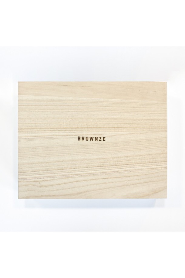 [브라운즈] 달빛 워머 다도 구아바 허브차 선물세트는 제주 서귀포산 구아바잎으로 만든 건강한 구아바 허브차와 함께 다도 시간을 더욱 풍성하게 해줍니다. 달빛 디자인의 도자기 다관(275ml)과 찻잔(100ml)은 블랙과 실버 컬러로 세련된 분위기를 연출하며, 대나무 차 집게, 5분 모래시계, 다관 워머를 포함하여 완벽한 티타임을 위한 구성을 갖추었습니다. 오동나무 상자에 담겨 선물용으로도 좋으며, 식기세척기 사용은 불가합니다.
