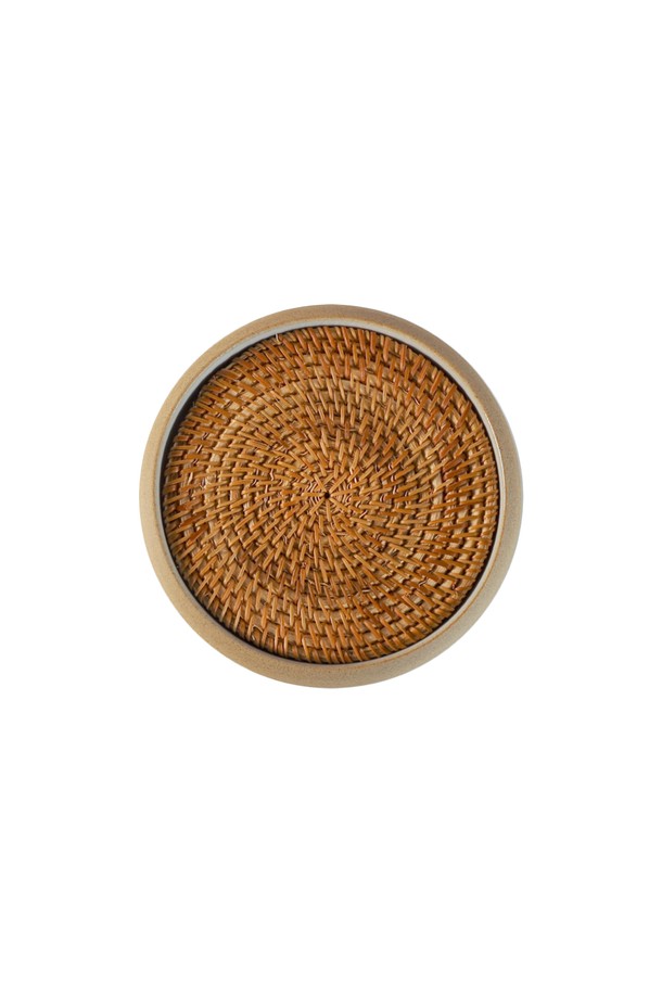 [브라운즈] 모래알 다관 받침은 브라운/화이트 색상의 등나무 짜임 트레이와 도자기 받침으로 구성된 이중 구조의 티 코스터입니다. 수작업과 도자기 공정을 거쳐 제작되었으며, 티포트나 차잔 받침, 차판, 물받이 용도로 사용할 수 있습니다. 철 성분이 함유된 도자기로 미세한 검은 반점이 있을 수 있으며, 제품별 크기와 모양에 차이가 있을 수 있습니다.
