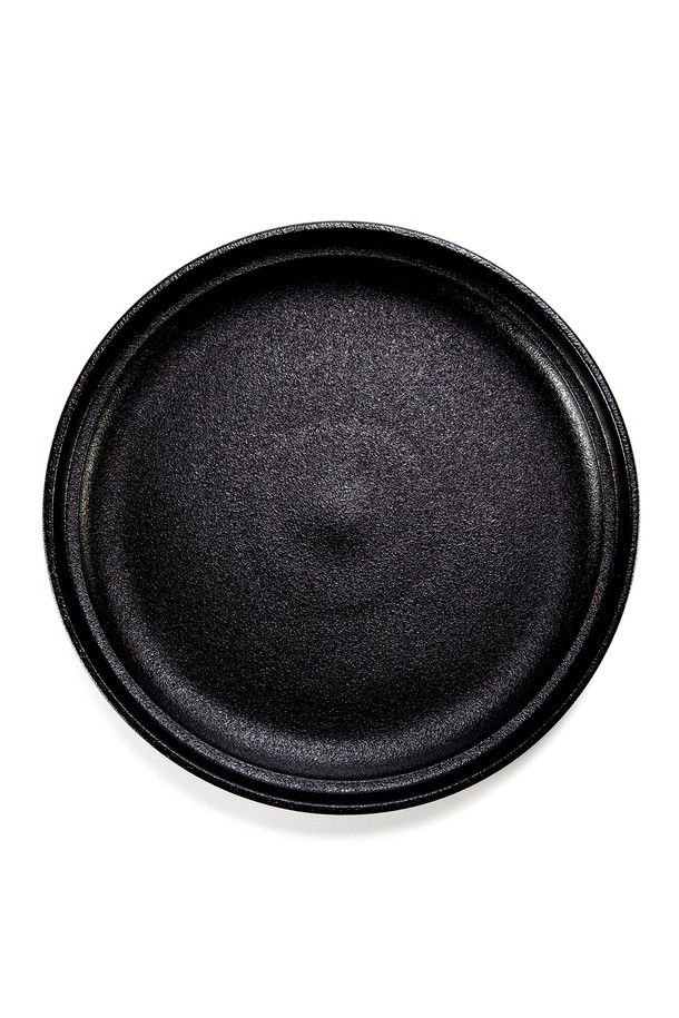 블랙 컬러의 원형 [브라운즈] 도자기 & 대나무 차판은 다관 1개와 찻잔 2개를 수납할 수 있는 넉넉한 크기로, 개인 다판용으로 적합합니다. 이중구조와 물받이 디자인이 돋보이며, 방수 기능이 있어 더욱 편리하게 사용할 수 있습니다. 상판과 하판으로 구성된 이 차판은 도자기와 대나무 소재로 제작되었으며, 식기세척기나 전자레인지 사용은 불가하고, 세제 사용을 자제하며 부드러운 천으로 닦아 자연 건조하는 방식으로 관리해야 합니다.
