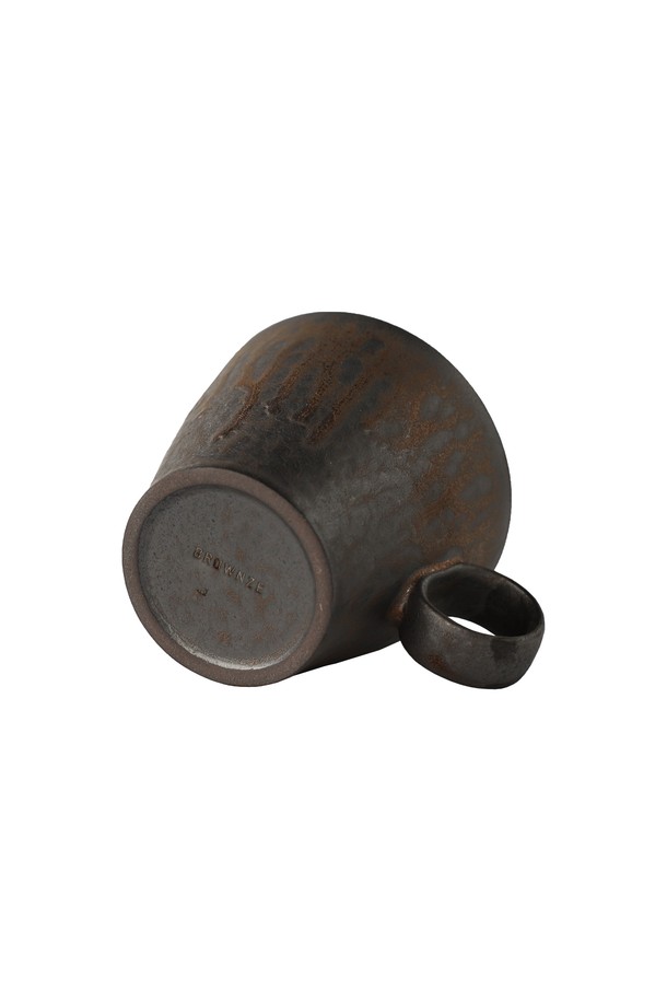 [브라운즈] 덤벙 제리 도자기 머그는 부드러운 브라운 컬러의 도자기 머그컵입니다. 천연 유약을 사용하여 은은한 유약 흘림 무늬가 돋보이며, 메달 질감으로 고급스러운 느낌을 더합니다. 넉넉한 입구와 완만한 형태, 그리고 철 성분이 함유되어 있어 따뜻한 음료를 오랫동안 즐길 수 있습니다. 2차 고온 소성으로 제작되어 내구성이 뛰어나며, 통풍 기능을 갖춰 실용적입니다. 음료를 담아 마시기 좋은 머그컵입니다.
