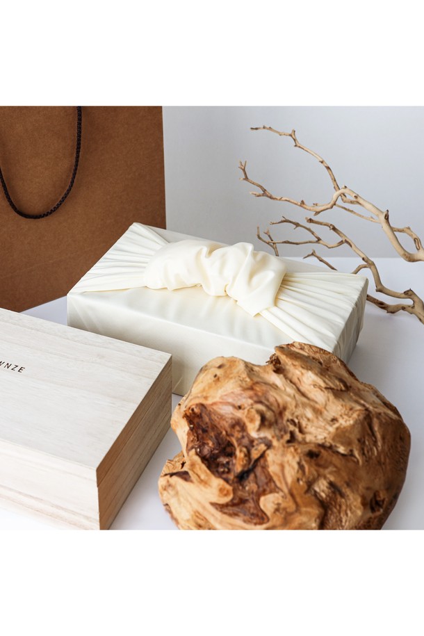 [브라운즈] 자사호 용단호 이알자 생차 선물세트는 다도에 필요한 용단호, 문향배 차잔세트, 브라스 차 집게, 백행 2023 이일자 생차로 구성되었습니다. 용단호는 복합 점토, 카올린, 운모, 석영, 산화철로 만들어졌으며, 유약을 바르지 않은 다공성 구조와 용의 알을 모티브로 한 전통적인 디자인이 특징입니다. 자니(갈색) 또는 흥니(적색) 색상으로 제공되며, 각각 1180°C, 1100°C에서 구워져 12%, 14%의 수축률을 보입니다.
