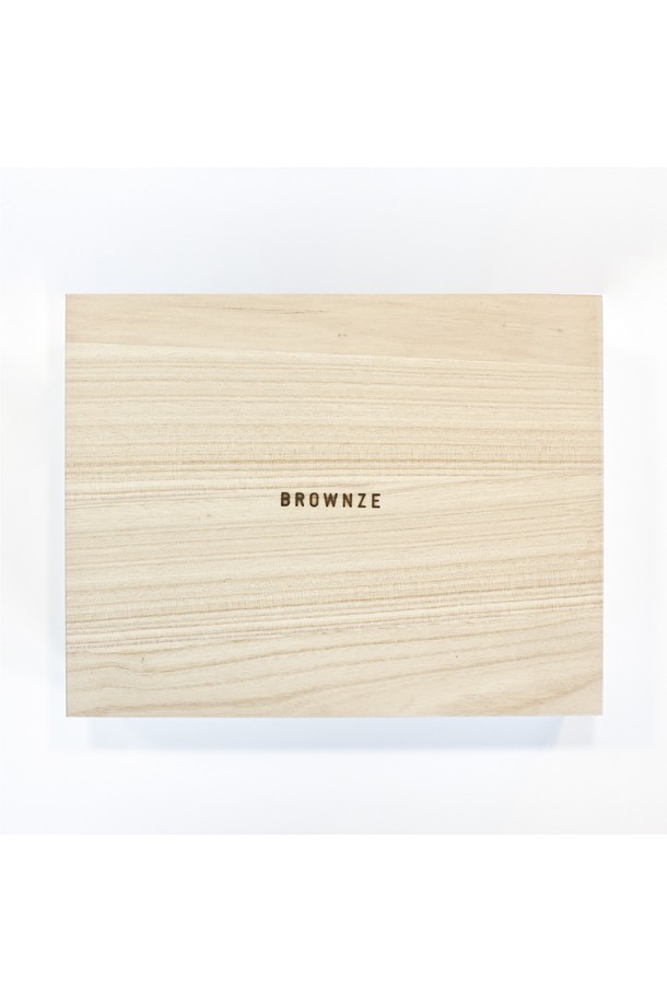 [브라운즈] 새벽안개 백차 다도 선물세트는 전통 도자기 문양과 자연스러운 안개 디자인이 조화롭게 어우러진 다도 세트입니다. 블랙과 화이트 컬러의 도자기 다관(190ml)과 찻잔(60ml), 그리고 다도상, 대나무 집게, 설명서, 선물용 나무 상자로 구성되어 있습니다. 무광 내부 마감과 뚜껑 자연석 장식이 특징이며, 다도는 물론 소중한 분들께 선물하기에도 좋습니다.
