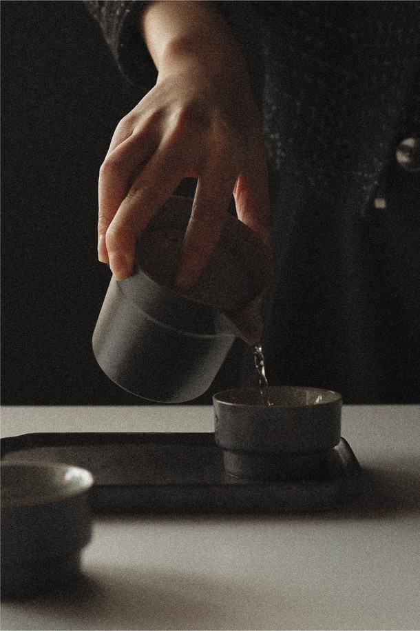 [브라운즈] 점심그림자 보이차 다도 선물세트는 미니멀하고 전통적인 스타일의 다도 세트로, 도자기 다관, 차잔, 차판, 대나무 차 집게로 구성되어 있습니다. 천연 광토, 무유약 내부, 철 성분 함유, 자연스러운 흙 질감으로 보이차의 풍미를 더하며, 블랙과 화이트 컬러 옵션으로 제공됩니다. 다도는 물론, 선물용으로도 적합하며, 오동나무 상자와 차 설명 카드를 함께 제공하여 특별함을 더합니다.
