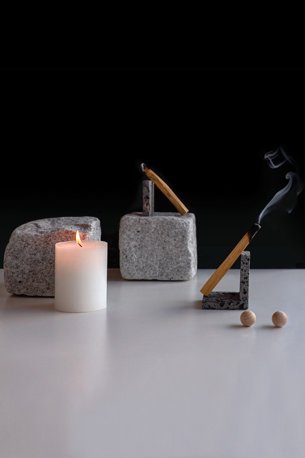 [브라운즈] 팔로산토 스머지스틱 명상 패키지는 팔로산토 나무, 유칼립투스 잎, 거위깃털 등 천연 재료로 제작되어 명상, 정화, 치유에 도움을 줍니다. 팔로산토와 유칼립투스의 은은한 향이 심신을 안정시키고, 무량2013 숙차 또는 이우2012 생차 티백(2.08g)과 함께 더욱 풍성한 명상 시간을 선사합니다. 자연적으로 부러진 나무 또는 야생에서 죽은 나무만을 사용하여 화학 물질 첨가 없이 순수한 자연의 기운을 느낄 수 있습니다.
