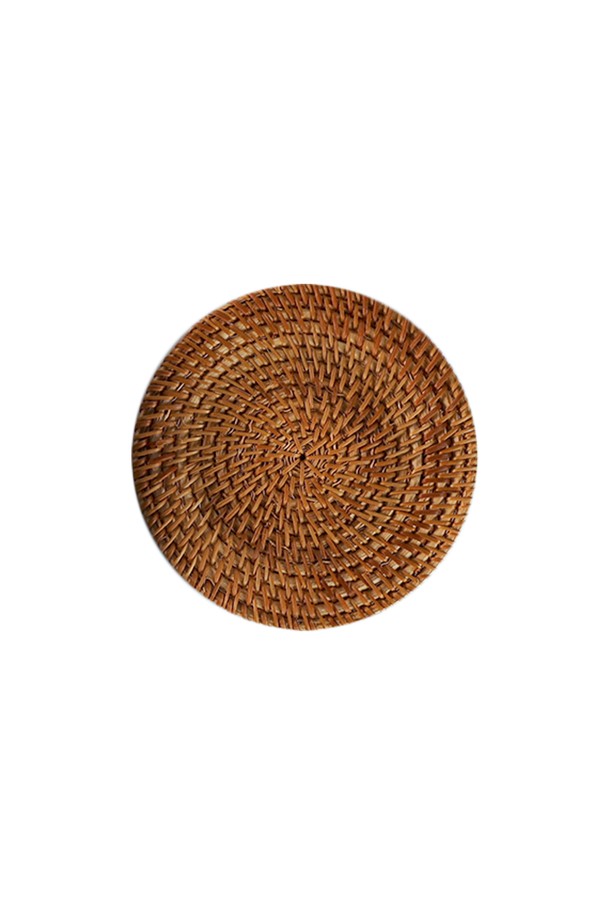 [브라운즈] 모래알 다관 받침은 브라운/화이트 색상의 등나무 짜임 트레이와 도자기 받침으로 구성된 이중 구조의 티 코스터입니다. 수작업과 도자기 공정을 거쳐 제작되었으며, 티포트나 차잔 받침, 차판, 물받이 용도로 사용할 수 있습니다. 철 성분이 함유된 도자기로 미세한 검은 반점이 있을 수 있으며, 제품별 크기와 모양에 차이가 있을 수 있습니다.
