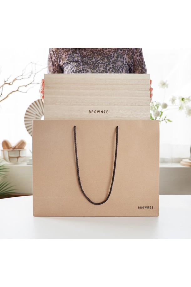 [브라운즈] 자사호 용단호 이알자 생차 선물세트는 다도에 필요한 용단호, 문향배 차잔세트, 브라스 차 집게, 백행 2023 이일자 생차로 구성되었습니다. 용단호는 복합 점토, 카올린, 운모, 석영, 산화철로 만들어졌으며, 유약을 바르지 않은 다공성 구조와 용의 알을 모티브로 한 전통적인 디자인이 특징입니다. 자니(갈색) 또는 흥니(적색) 색상으로 제공되며, 각각 1180°C, 1100°C에서 구워져 12%, 14%의 수축률을 보입니다.
