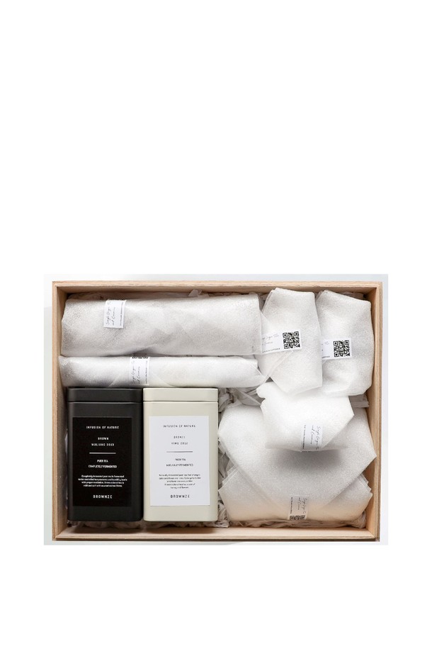 [브라운즈] 화산송이 티타임 보이차 선물세트는 전통적인 멋과 클래식함을 담아낸 티 세트입니다. 트럼펫 형태의 컵 3개, 티팟, 티 테이블 매트, 모래시계, 차 보관함으로 구성되어 완벽한 티타임을 선사하며, 자연스러운 화산석 질감과 측면 주름 디자인으로 시각적인 아름다움을 더했습니다. 내장 필터와 차 우림 시간 측정 기능을 갖춰 편리하며, 사용할수록 색감과 광택이 발달하여 소장 가치를 높이는 오동나무 상자에 담겨 소중한 분께 선물하기 좋습니다.
