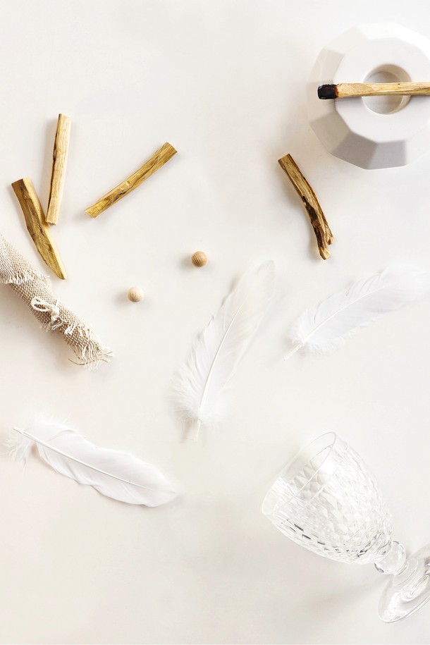 [브라운즈] 팔로산토 스머지스틱 명상 패키지는 팔로산토 나무, 유칼립투스 잎, 거위깃털 등 천연 재료로 제작되어 명상, 정화, 치유에 도움을 줍니다. 팔로산토와 유칼립투스의 은은한 향이 심신을 안정시키고, 무량2013 숙차 또는 이우2012 생차 티백(2.08g)과 함께 더욱 풍성한 명상 시간을 선사합니다. 자연적으로 부러진 나무 또는 야생에서 죽은 나무만을 사용하여 화학 물질 첨가 없이 순수한 자연의 기운을 느낄 수 있습니다.
