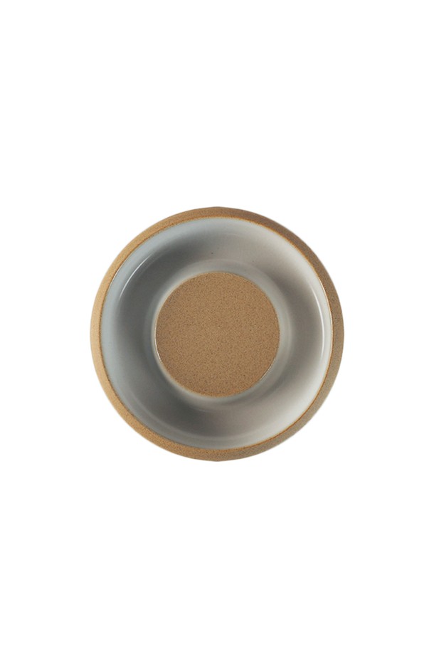 [브라운즈] 모래알 다관 받침은 브라운/화이트 색상의 등나무 짜임 트레이와 도자기 받침으로 구성된 이중 구조의 티 코스터입니다. 수작업과 도자기 공정을 거쳐 제작되었으며, 티포트나 차잔 받침, 차판, 물받이 용도로 사용할 수 있습니다. 철 성분이 함유된 도자기로 미세한 검은 반점이 있을 수 있으며, 제품별 크기와 모양에 차이가 있을 수 있습니다.
