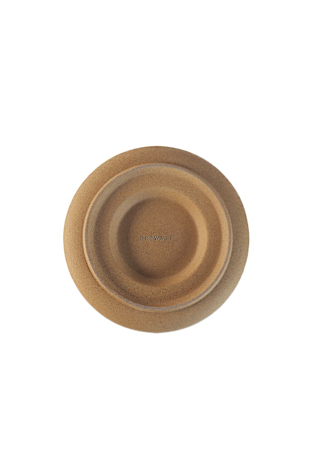[브라운즈] 모래알 다관 받침은 브라운/화이트 색상의 등나무 짜임 트레이와 도자기 받침으로 구성된 이중 구조의 티 코스터입니다. 수작업과 도자기 공정을 거쳐 제작되었으며, 티포트나 차잔 받침, 차판, 물받이 용도로 사용할 수 있습니다. 철 성분이 함유된 도자기로 미세한 검은 반점이 있을 수 있으며, 제품별 크기와 모양에 차이가 있을 수 있습니다.
