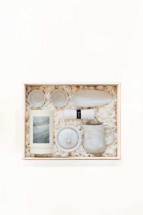 [브라운즈] 백야 백차 다도 선물세트는 중국 운남성 이우산 운남백차 40g과 국내에서 수작업으로 제작된 백야 도자기 다구 4종, 그리고 린넨 티 테이블 매트로 구성되었습니다. 성형틀을 사용하지 않아 자연스러운 형태와 기공이 많은 질감을 가진 백야 다구는 개완, 공도배, 찻잔 2개, 다하로 구성되어 있으며, 흡습 및 통기 기능이 뛰어납니다. 화이트 색상의 무지 패턴이 돋보이는 이 다도 세트는 다도를 즐기거나 선물용으로 적합합니다.
