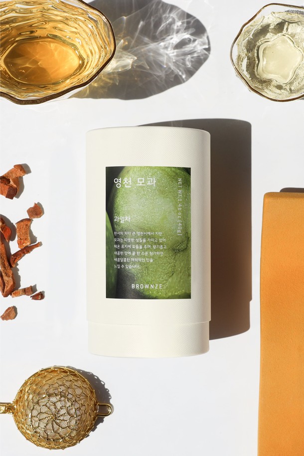 향기롭고 새콤한 맛이 특징인 [브라운즈] 영천 모과차 40g은 따뜻한 성질과 높은 당도를 자랑합니다. 100°C의 물 300ml에 2분간 우려내면 깊은 바디감과 감미를 느낄 수 있습니다. 차 설명과 레시피 카드가 동봉되어 있으며, 해상도에 따라 제품 이미지 색상에 차이가 있을 수 있습니다.
