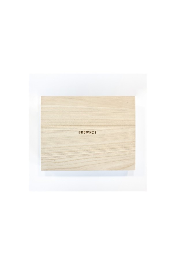 [브라운즈] 백야 백차 다도 선물세트는 중국 운남성 이우산 운남백차 40g과 국내에서 수작업으로 제작된 백야 도자기 다구 4종, 그리고 린넨 티 테이블 매트로 구성되었습니다. 성형틀을 사용하지 않아 자연스러운 형태와 기공이 많은 질감을 가진 백야 다구는 개완, 공도배, 찻잔 2개, 다하로 구성되어 있으며, 흡습 및 통기 기능이 뛰어납니다. 화이트 색상의 무지 패턴이 돋보이는 이 다도 세트는 다도를 즐기거나 선물용으로 적합합니다.
