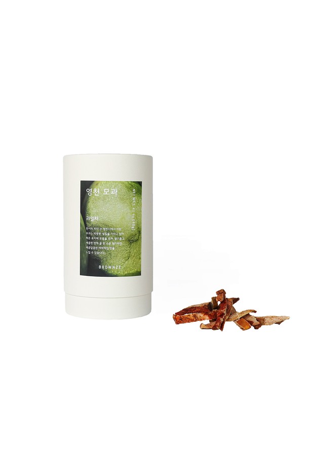 향기롭고 새콤한 맛이 특징인 [브라운즈] 영천 모과차 40g은 따뜻한 성질과 높은 당도를 자랑합니다. 100°C의 물 300ml에 2분간 우려내면 깊은 바디감과 감미를 느낄 수 있습니다. 차 설명과 레시피 카드가 동봉되어 있으며, 해상도에 따라 제품 이미지 색상에 차이가 있을 수 있습니다.
