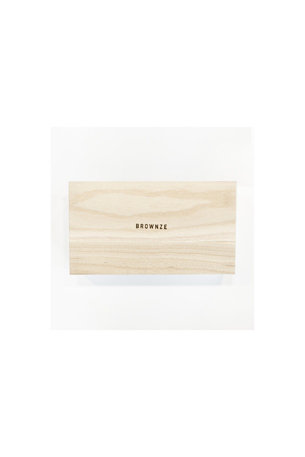 [브라운즈] 저녁바람 숙차 보이차 다도 선물세트는 숙차 보이차 티백과 도자기 다관 세트로 구성된 2인용 선물 세트입니다. 중국 운남성 무량산에서 생산된 무량 2013 보이차 티백(10개입)과 국산 도자기로 제작된 다관 1개, 찻잔 2개로 구성되어 있습니다. 오동나무 상자에 담겨 선물하기 좋으며, 블랙&화이트 색상의 무지 디자인으로 심플하고 모던한 다도 시간을 선사합니다.
