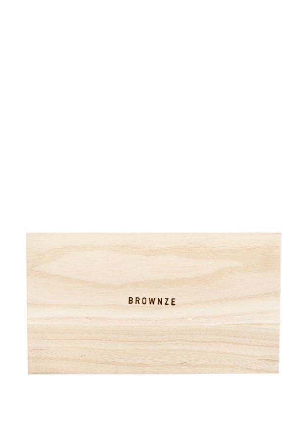 [브라운즈] 화산석, 차고 보이차 선물세트는 화산석 사이드핸들 티팟, 징마이 2018년 보이차, 화산석 찻잔, 황동 차숟가락으로 구성된 고급 티 세트입니다. 다공성 화산석 소재는 뛰어난 보온성과 통기성을 제공하며, 보이차의 향을 더욱 깊고 풍부하게 만들어줍니다. 블랙 색상의 세련된 디자인과 자연스러운 텍스처, 사이드 핸들, 나팔 모양 컵, 립 디테일은 차를 음미하는 시간을 더욱 특별하게 만들어 줍니다.
