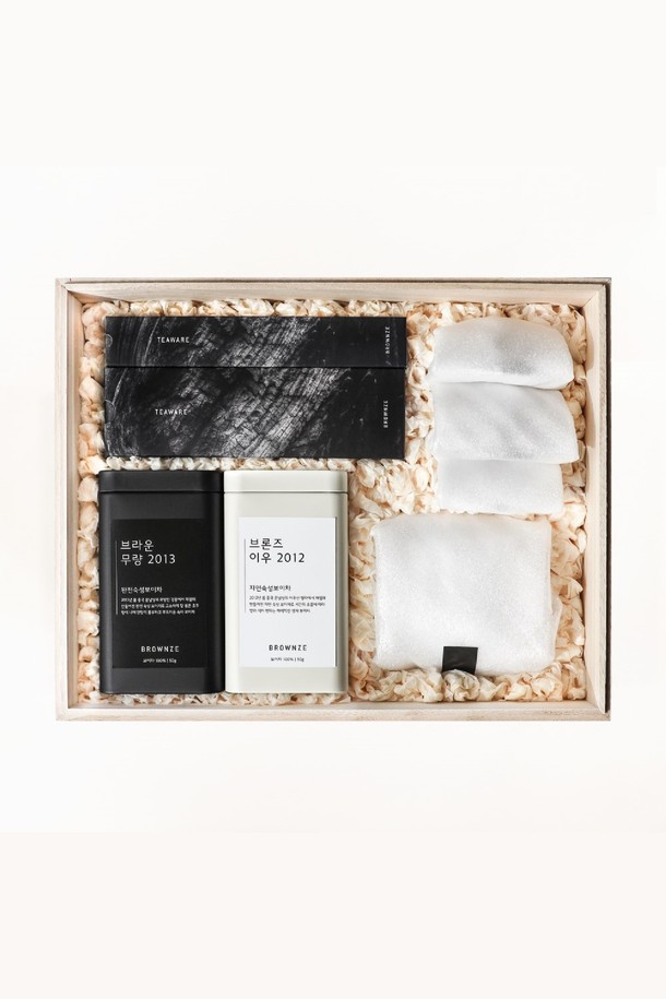[브라운즈] 화산송이 화산석, 차두 보이차 선물세트는 100년 이상 된 차나무 잎으로 만든 불랑 2017년 숙성 보이차 50g과 화산석 찻잔, 황동 티스푼, 차 보관함, 오동나무 상자로 구성되었습니다. 화산석 소재는 차의 향과 맛을 오랫동안 보존하며, 일정한 온도를 유지하여 더욱 깊이 있는 차 문화를 선사합니다. 자연스러운 철분 함유로 시간이 지날수록 은은하게 변색되는 화산석과 내구성이 뛰어난 황동 소재는 전통적인 멋을 더합니다.
