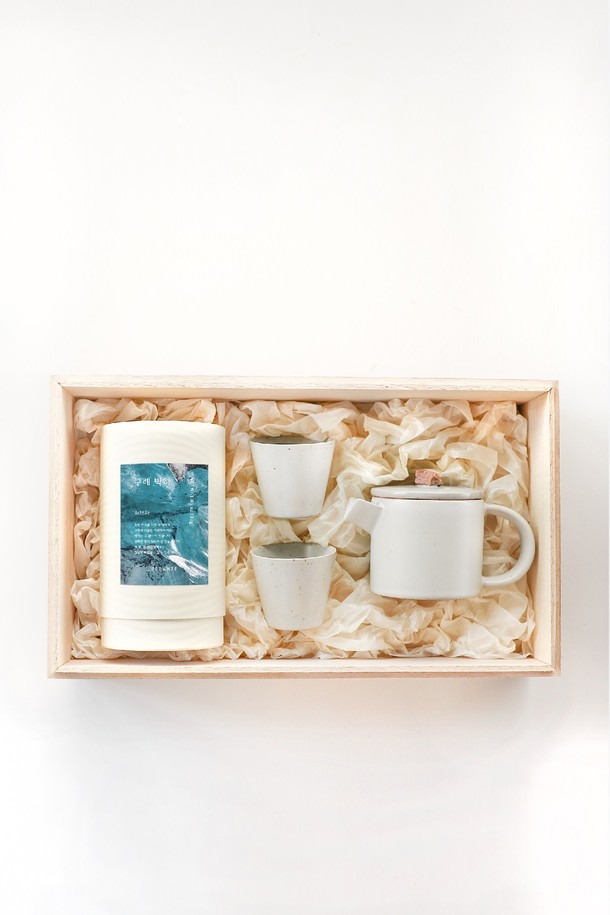 [브라운즈] 아침햇볕 박하 허브차 다도 선물세트는 전라남도 구례군에서 자란 박하의 싱그러움을 담아낸 선물입니다. 수제 도자기 다관과 찻잔, 구례 박하차(30g) 그리고 오동나무 상자로 구성되어 다도를 즐기기에 좋습니다. 청열, 갈증 해소, 기관지 건강 등에 도움을 주는 박하차와 다관(220ml), 찻잔(70ml)으로 건강하고 향긋한 다도 시간을 경험해보세요. (식기세척기, 전자레인지, 오븐 사용 금지, 충격 주의)
